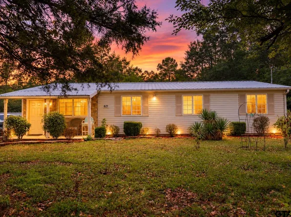 621 Martin Luther King Jr Dr, Kilgore, TX 75662