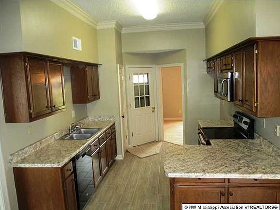 3rd image of 930 White Pine Dr