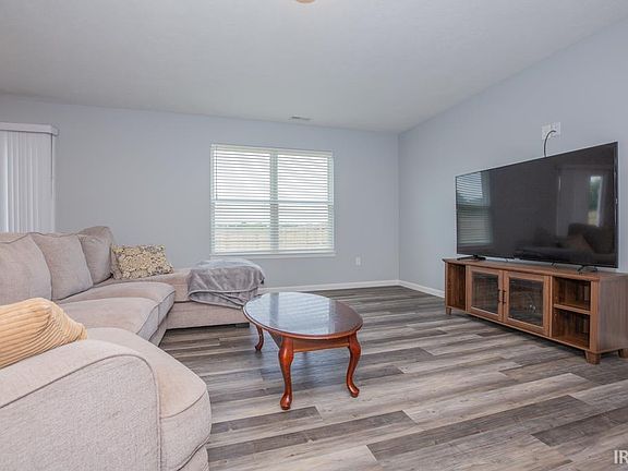 4th image of 611 S Cathy Dr