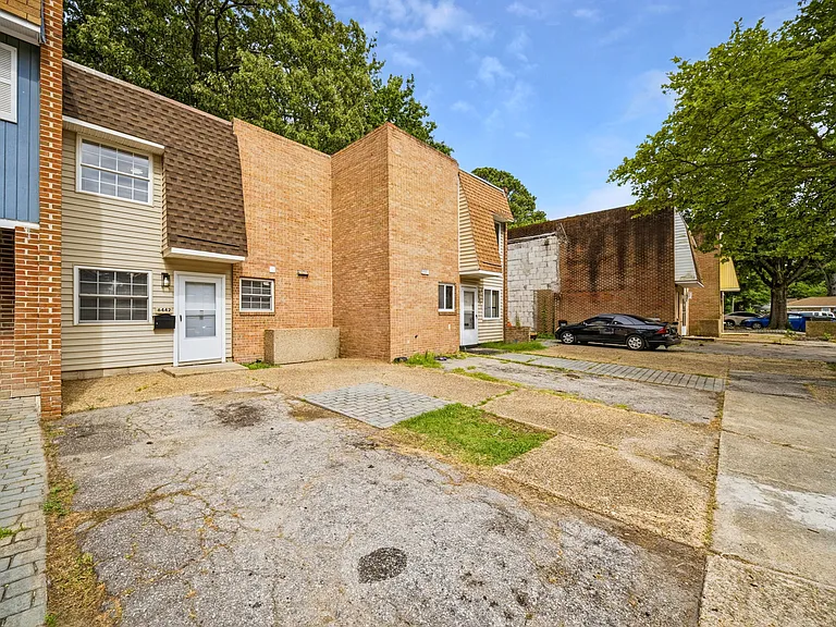 Front of townhome / 2 car parking