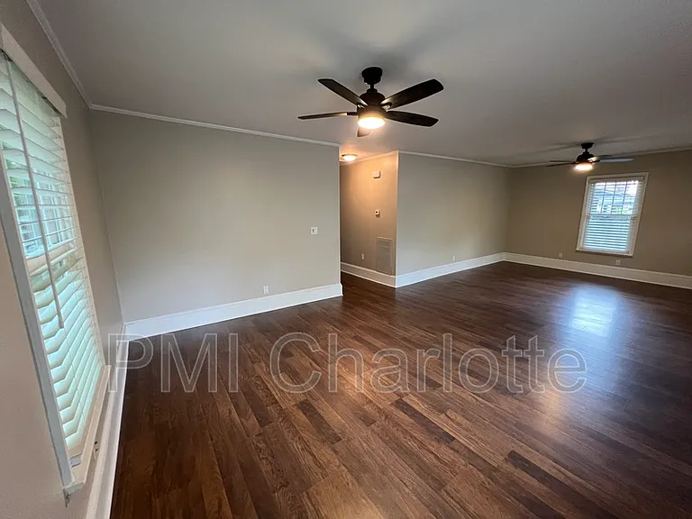 1525 Browns Ave — Photo 5