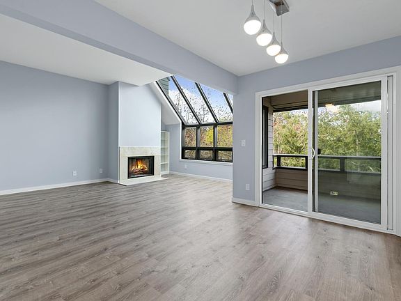 Freshly interial paint, newly installed floor, private deck offers comfort living space