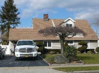 91 Twin Ln N, Wantagh, NY 11793