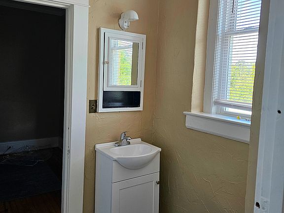 3rd image of 120 W Pennsylvania Ave #27