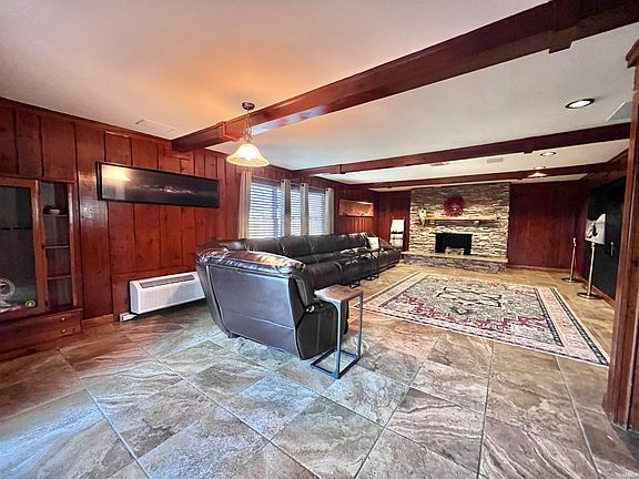 5th image of 712 Maple Ln