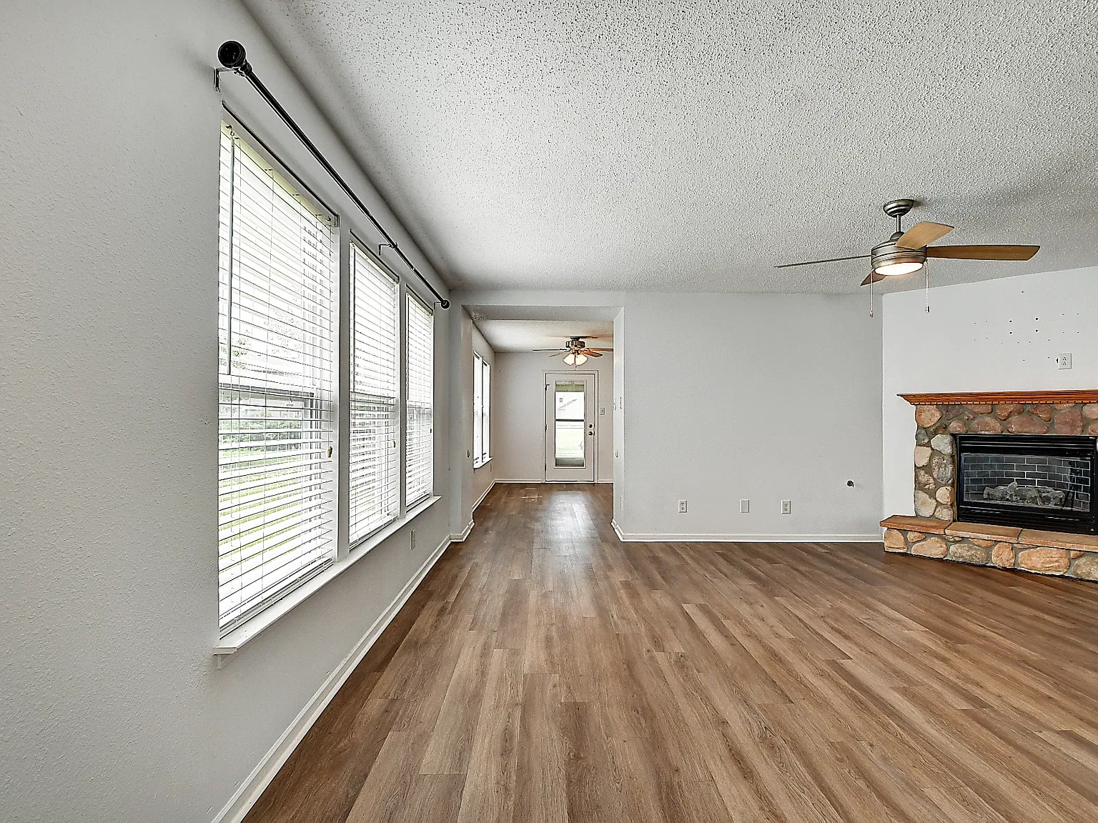 3 bed, 1489 sqft, $1,900 — Photo 2