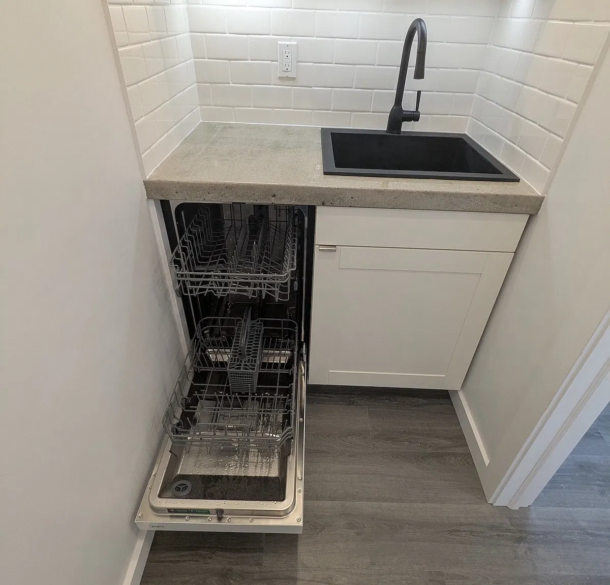 1 bed, $901 — Photo 2
