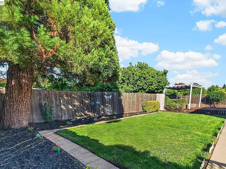 9792 Broadmoor Dr — Photo 11