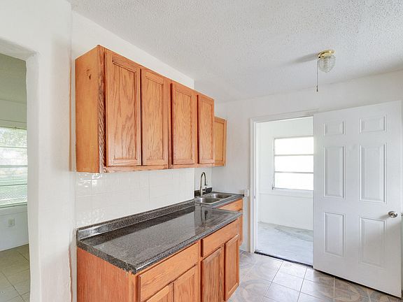 3rd image of 212 E D Ave