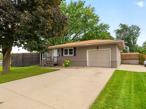 402 Sunset Ct NE, Stewartville, MN 55976