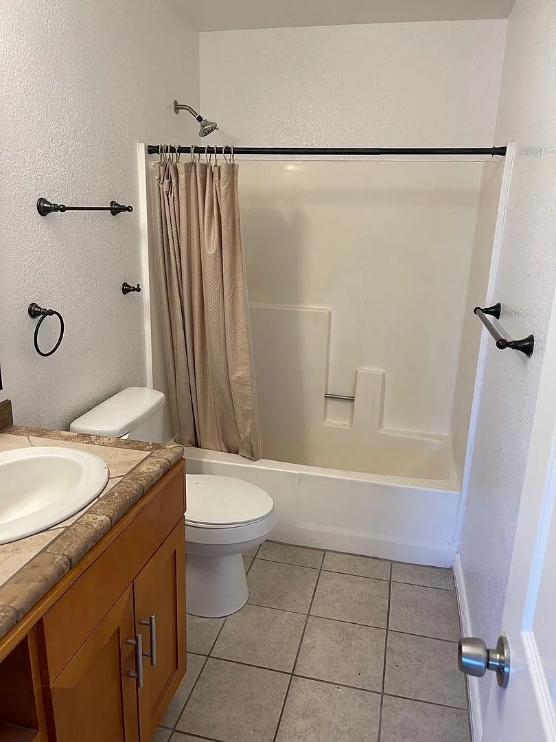 2nd Floor condo For Rent — Photo 2