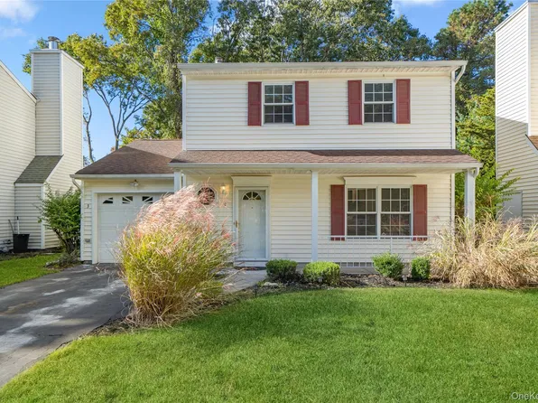3 Deer Path, Coram, NY 11727