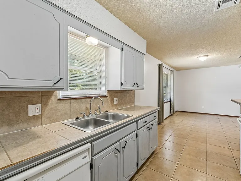3401 E Noble Dr — Photo 11