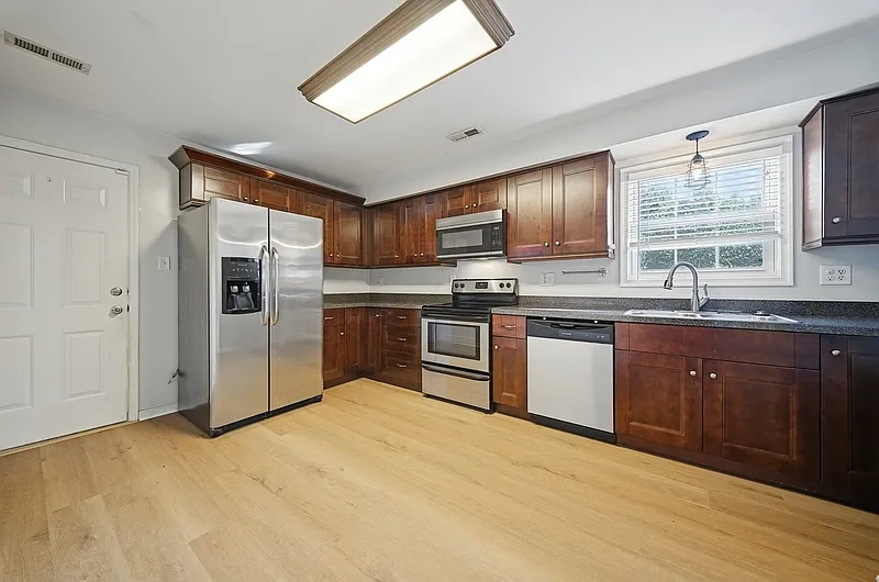 3 bed, 2.0 bath, 1212 sqft, $2,400 — Photo 2