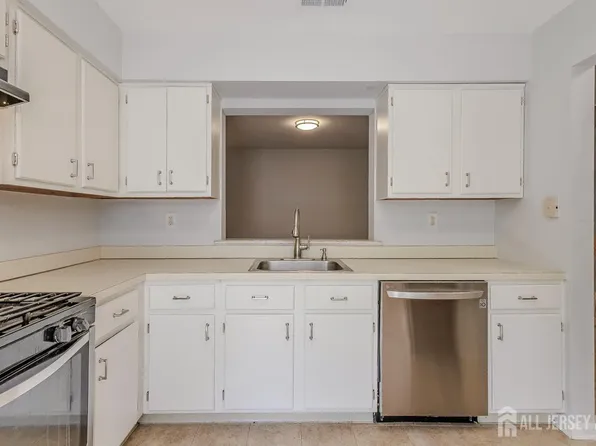 1027 Schmidt Ln, North Brunswick, NJ 08902