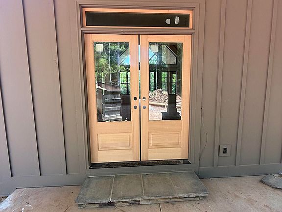 3rd image of 681 Warren Rd