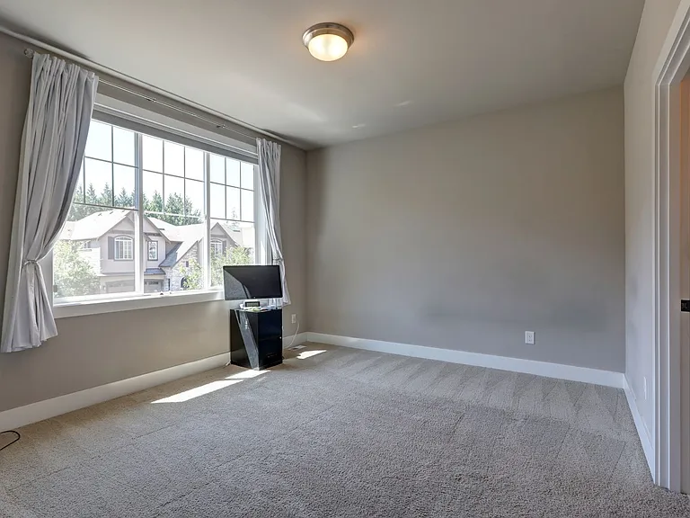 24396 NE 27th Pl — Photo 28