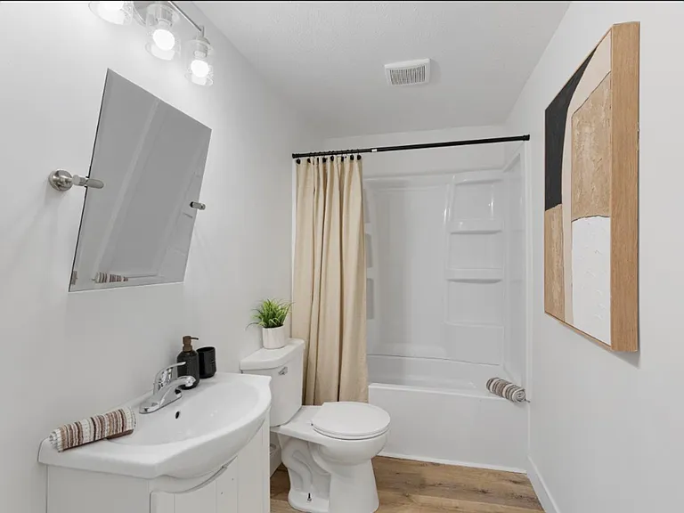 104 E Florence St — Photo 11