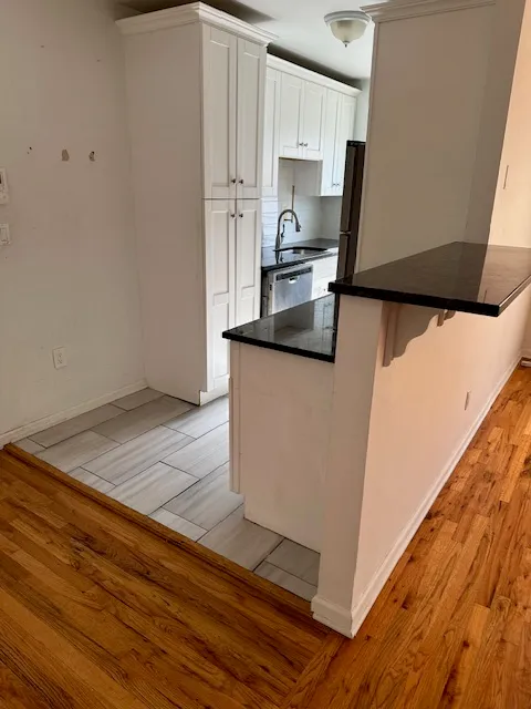 Kitchen with overhang for stools - 484 Warburton Ave #6