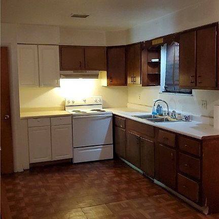 3rd image of 4819 Genesee Ave