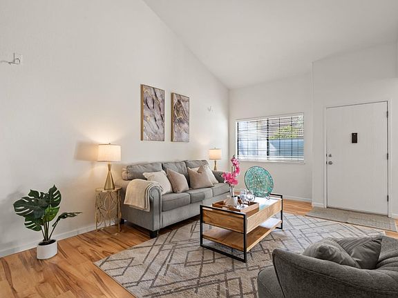 4th image of 414 Colony Crest Dr