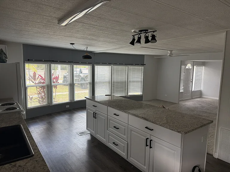 245 Lake Tarpon Dr — Photo 3