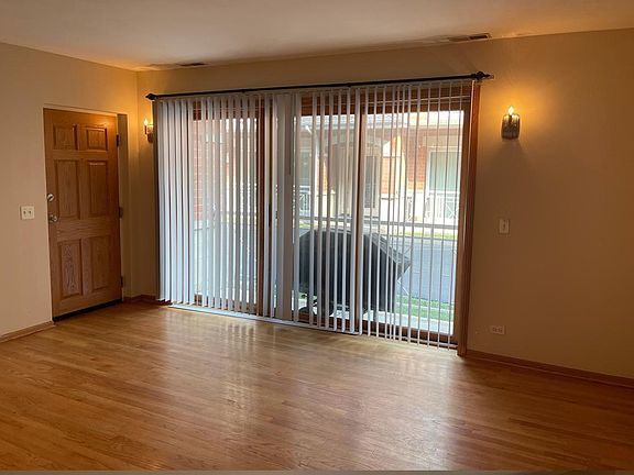 2nd image of 5965 N Northwest Hwy APT 102