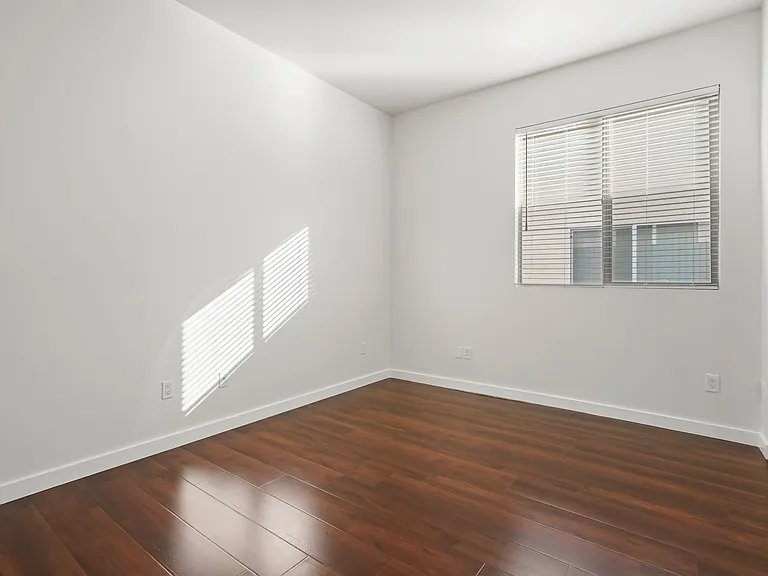 6462 Woodley Ave — Photo 38
