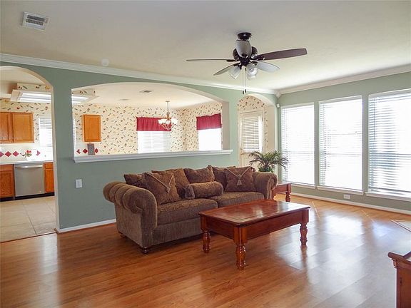 Spacious Family room Light & Bright