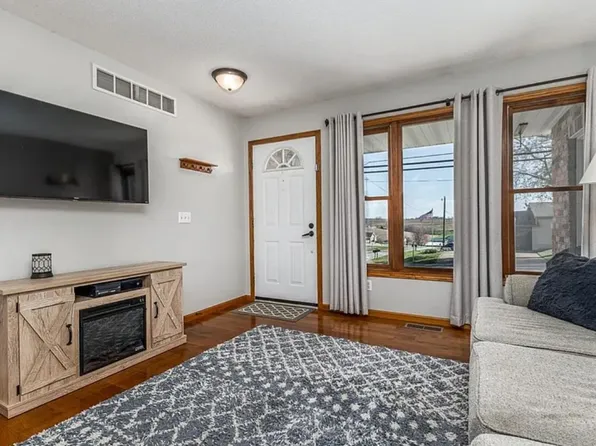 8988 N Badger Rd, East Dubuque, IL 61025