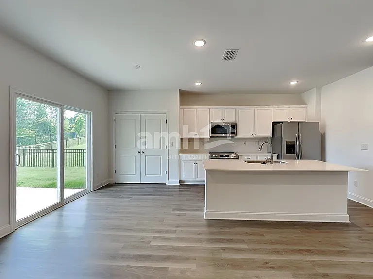 1112 Livengood Way — Photo 5