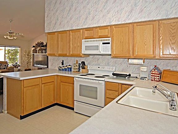 Kitchen with Breakfast Bar