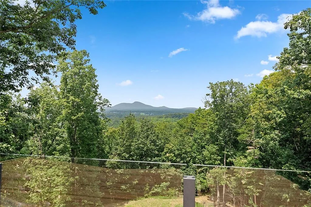 6 bed, 4.0 bath, 5176 sqft, $5,950 — Photo 3