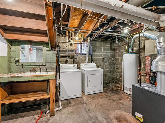 24th image of 407 3rd St SE