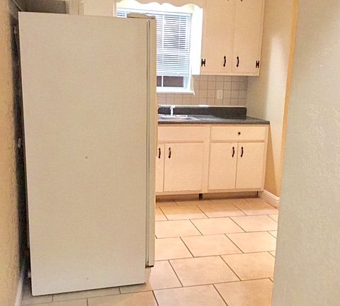 3rd image of 3636 Lamar Ave #B