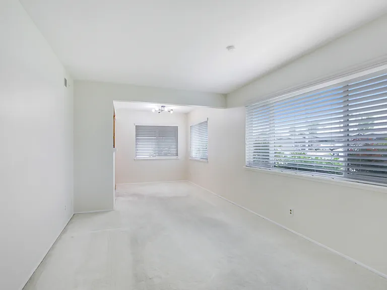 519 W Berkeley Ct — Photo 6