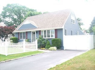 17 Ithaca St, Lindenhurst, NY 11757