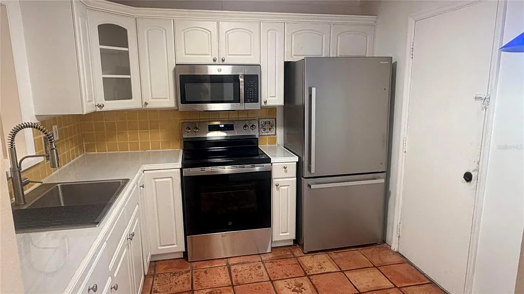 1 bed, 1.5 bath, 940 sqft, $1,600 — Photo 3