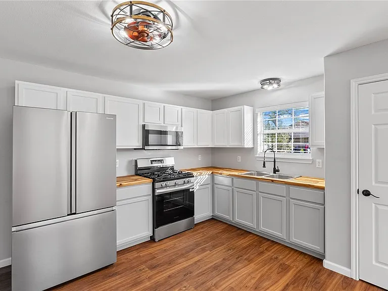 804 Avenue B — Photo 3