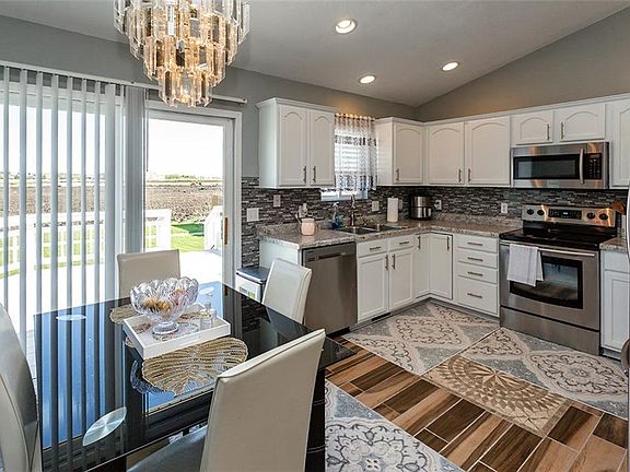 5th image of 665 SE Prairie Park Ln