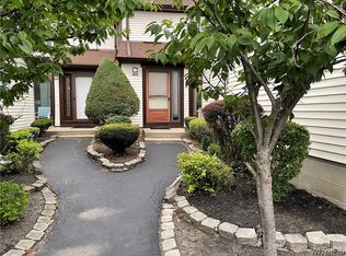 1006 Charlesgate Cir, East Amherst, NY 14051