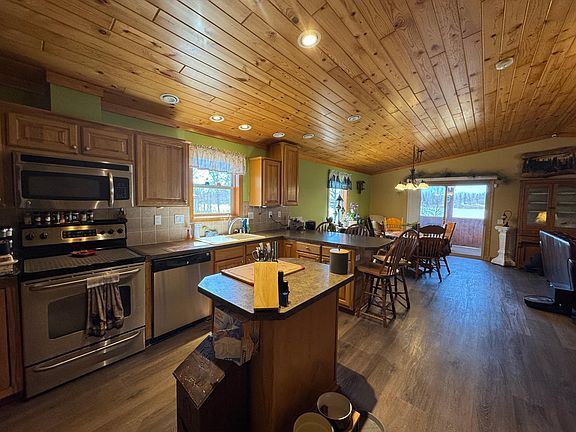 5th image of 43870 Balsam Rd