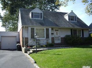 63 Morris Dr, New Hyde Park, NY 11040