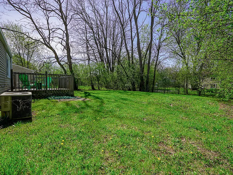Hemlock Dr — Photo 43