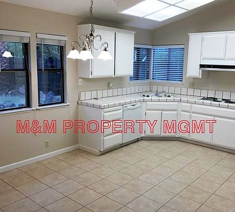 1613 Cambridge Ct Kitchen Dining