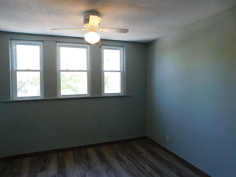 113 S Oak St — Photo 15