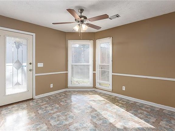 4th image of 6 Lexington Cir