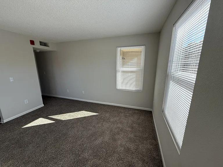 Williamsburg Square Apartments — Photo 20
