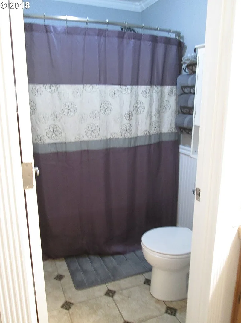 Bright 3 Bedroom Home with Vaulted Ceilings, Bay Windows, Granite Kitchen & Spacious Backyard — Photo 1