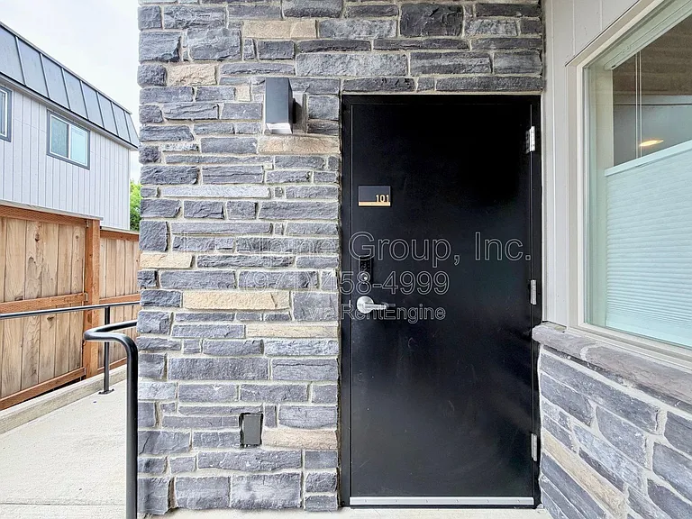 1524 NE 40th Ave #101 — Photo 2